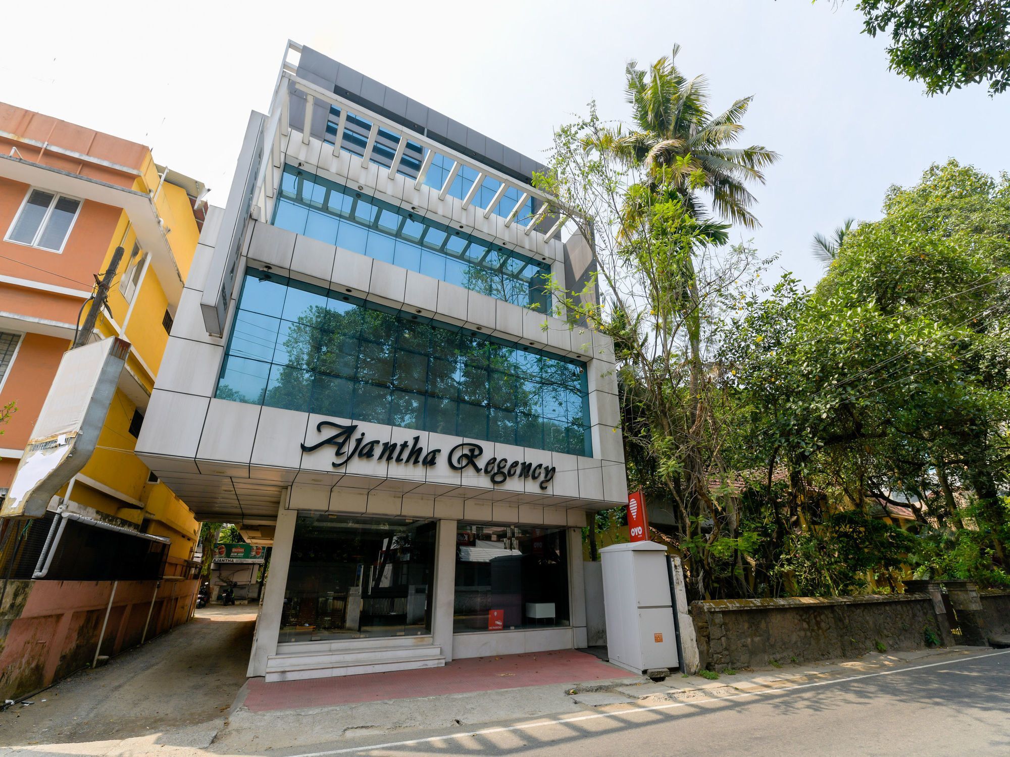 Отель Oyo 7188 Ajantha Regency Коччи Экстерьер фото